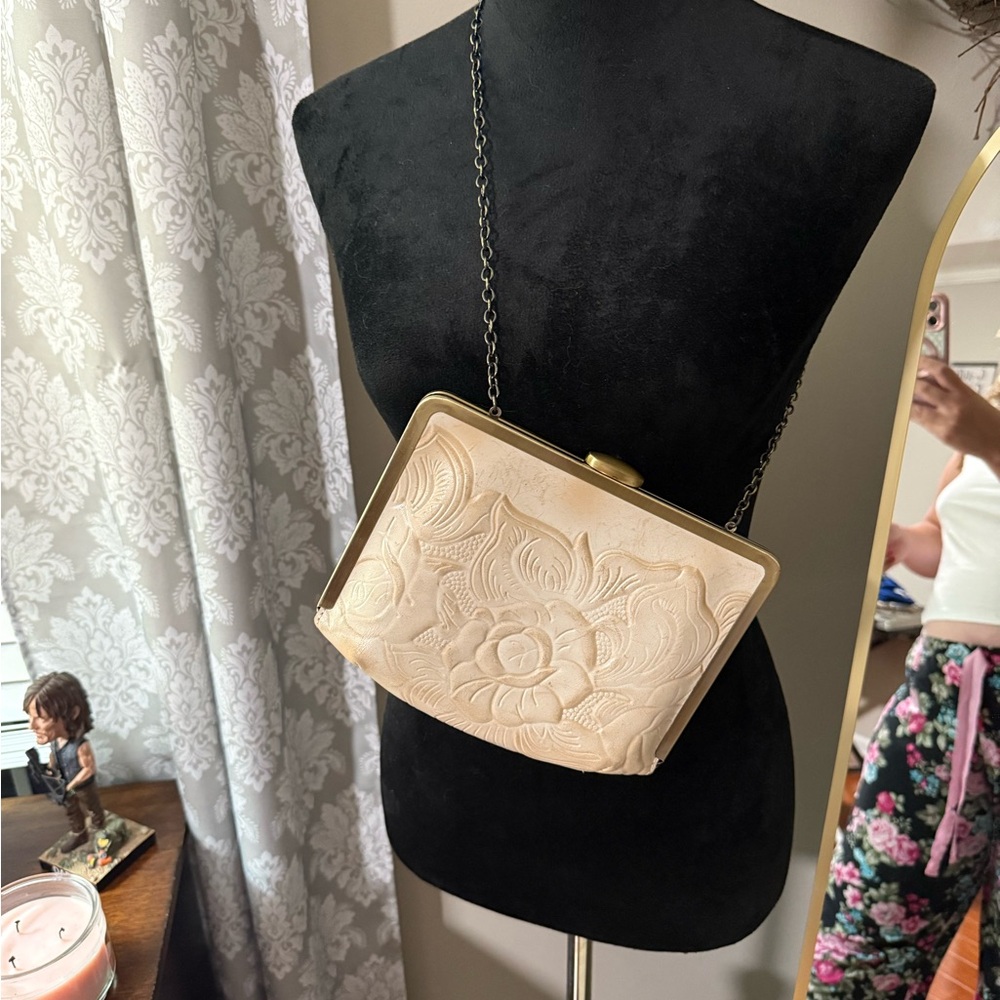 Elegant Cream Floral Patricia Nash Clutch